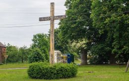 Drewniany krzyż przydrożny na rozwidleniu dróg wiejskich w pobliżu kościoła. Borzym, gmina Gryfino.