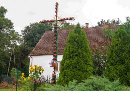Metalowy krzyż przydrożny u zbiegu ulicy Długiej i Słonecznej. Chlebowo, gmina Gryfino.