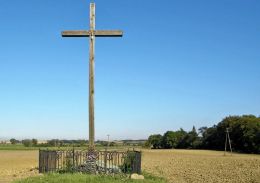 Drewniany krzyż przydrożny przy drodze wjazdowej do wsi. Dębina, gmina Stare Czarnowo.