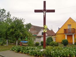 Drewniany krzyż przydrożny przy DW122. Kłodowo, gmina Widuchowa.