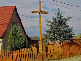 Drewniany krzyż przydrożny na ul. Kunowskiej. Kunowo, gmina Gryfino.