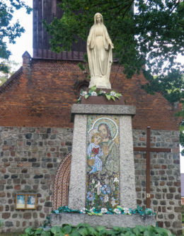 Figura Matki Bożej przy kościele pw. Niepokalanego Serca Maryi. Lisie pole, gmina Chojna, powiat gryfiński.