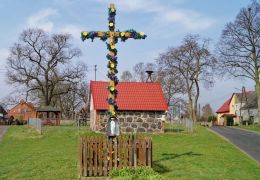 Drewniany krzyż z kapliczką na rozwidleniu dróg. Pacholęta, gmina Widuchowa.