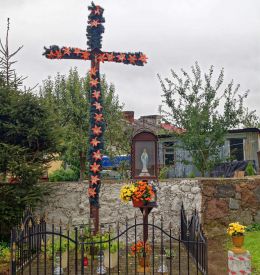 Drewniany krzyż przydrożny i stojąca obok kapliczka.Wysoka Gryfińska, gmina Gryfino.