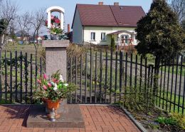 Kapliczka przydrożna przy ul. Zielnej obok domu nr 13. Żabnica, gmina Gryfino.