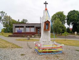 Kapliczka przydrożna (przedwojenny pomnik poległych mieszkańców wsi w I wojnie światowej) przy drodze DW122. Żarczyn, gmina Widuchowa.