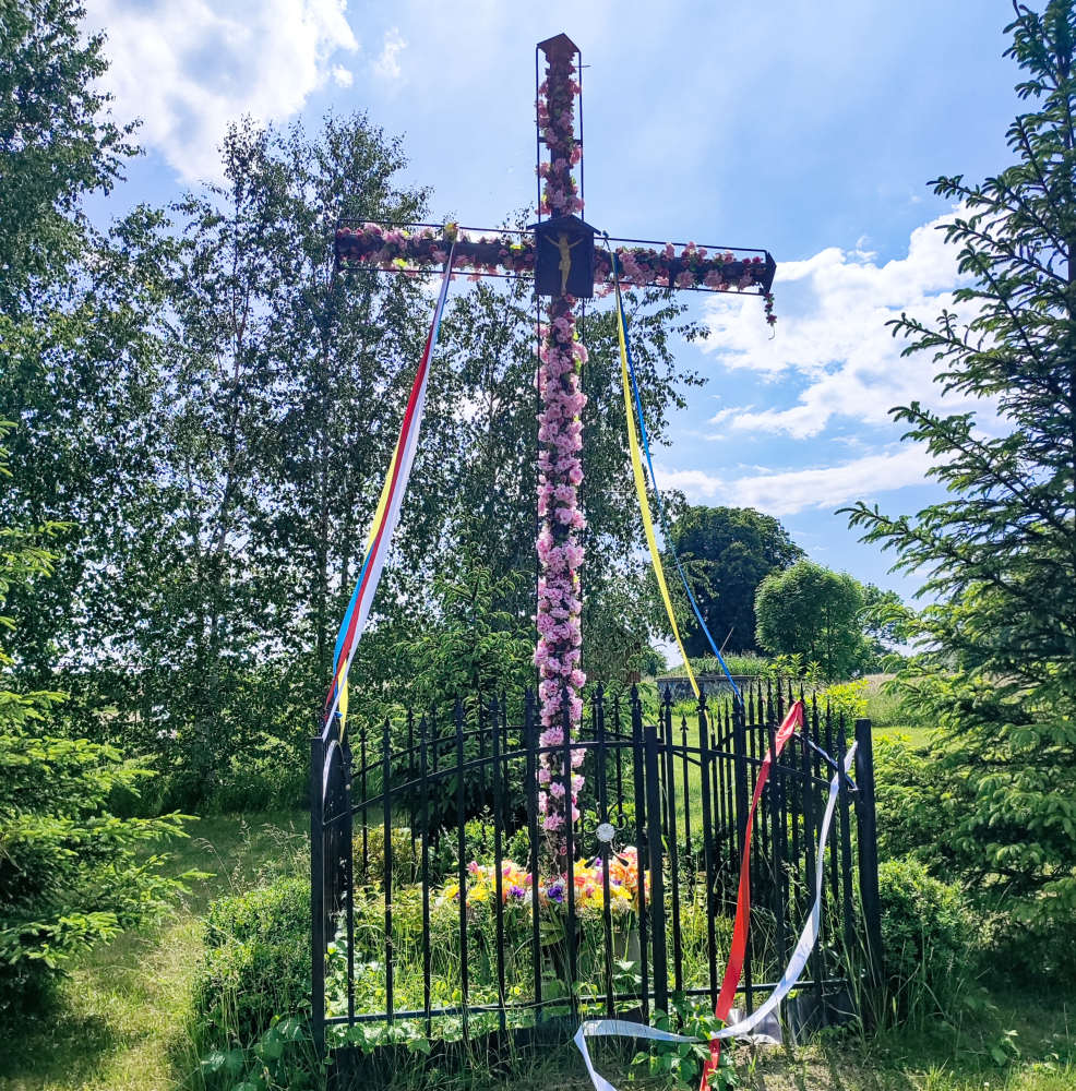 Przydrożny krzyż metalowy. Gogolice, gmina Wolin, powiat kamieński, woj. zachodniopomorskie.