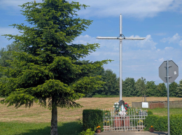 Przydrożny krzyż metalowy z kapliczką. Bardy, gmina Dygowo, powiat kołobrzeski, woj. zachodniopomorskie.