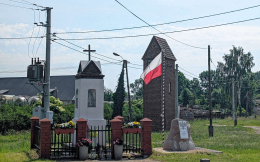 Kapliczka murowana z figurą Matki Bożej. Białokury, gmina Siemyśl, powiat kołobrzeski, woj. zachodniopomorskie.