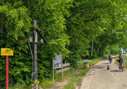 Krzyż drewniany przy ścieżce rowerowej Velo Baltica. Gąski, gmina Mielno, powiat koszaliński, woj. zachodniopomorskie.