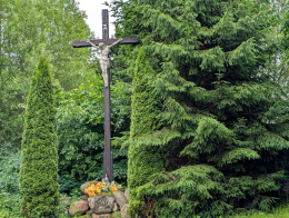Przydrożny krzyż drewniany. Łopienica, gmina Będzino, powiat koszaliński, woj. zachodniopomorskie.