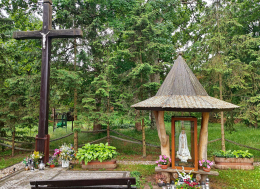 Krzyż drewniany i kapliczka z figurą Matki Bożej. Brzózki, gmina Nowe Warpno, powiat policki, woj. zachodniopomorskie.