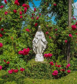 Figurka Matki Bożej przy kościele pw. MB Królowej Świata ulica Klasztorna. Dobra, powiat policki.