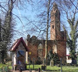 Kapliczka przydrożna obok ruin kościoła. Karwowo, gmina Kołbaskowo.