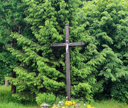 Krzyż drewniany stojący na skrzyżowaniu dróg. Nowe Warpno, powiat policki, woj. zachodniopomorskie.