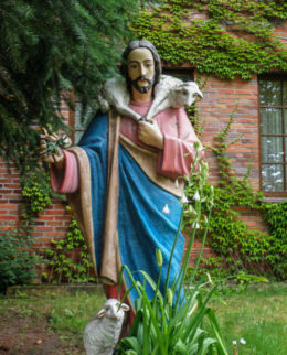 Figurka Jezusa przy Kaplicy Miłosierdzia Bożego. Police, powiat policki.