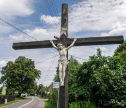Krzyż przydrożny stojący w centrum wsi. Siedlice, gmina Police, powiat policki.