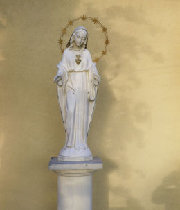 Figurka Matki Boskiej przy kościele pw. Najświętszego Serca Pana Jezusa. Tanowo, gmina Police, powiat policki.