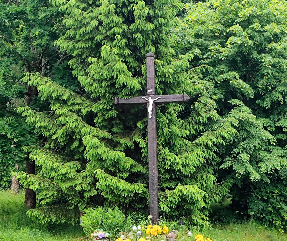 Krzyż drewniany stojący na skrzyżowaniu dróg. Nowe Warpno, powiat policki, woj. zachodniopomorskie.