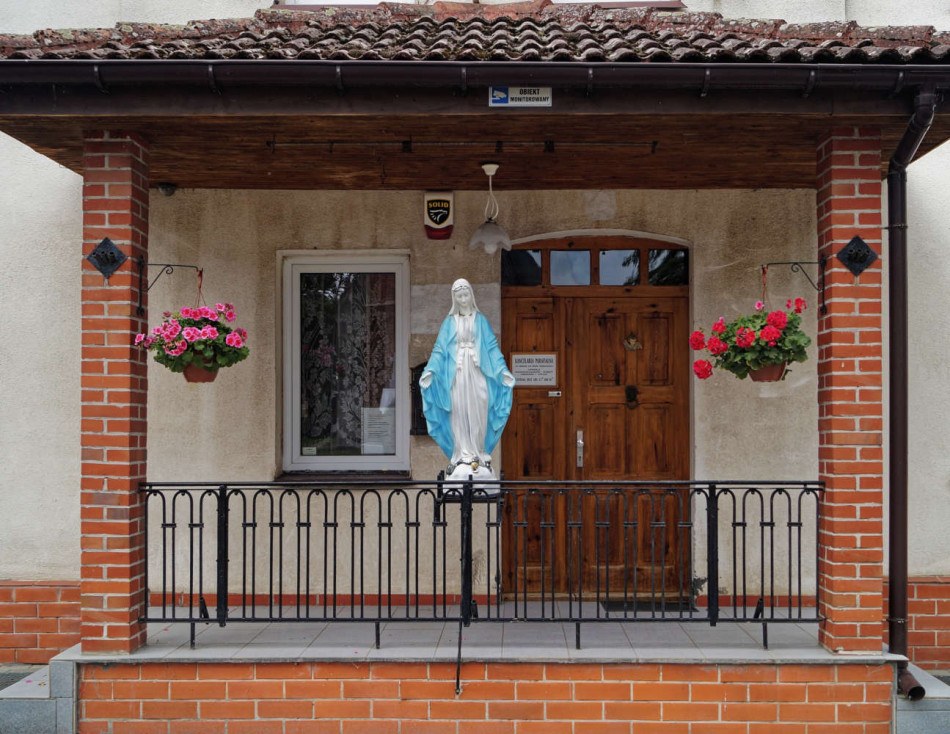 Figura Matki Bożej Królowej Polski - patronki kościoła przed budynkiem plebani. Bielice.