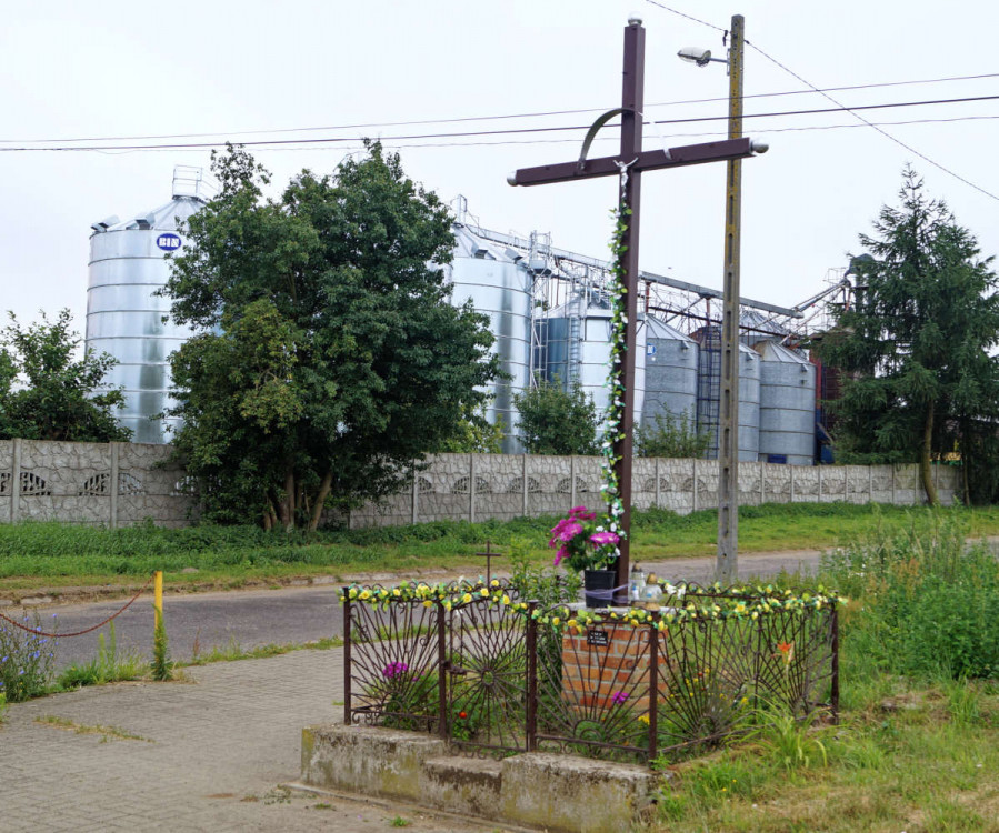 Krzyż przydrożny przy drodze wjazdowej do wsi. Chabówko, gmina Bielice.