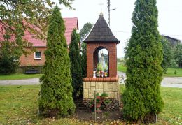 Przydrożna kapliczka w centrum wsi. Babin, gmina Bielice.