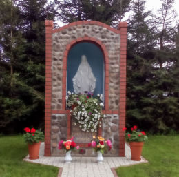 Kapliczka Matki Boskiej przy kościele pw. św. Izydora. Ulikowo, gmina Stargard, powiat stargardzki.