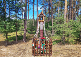 Przydrożna kapliczka drewniana na słupku. Świnoujście, powiat Świnoujście, woj. zachodniopomorskie.
