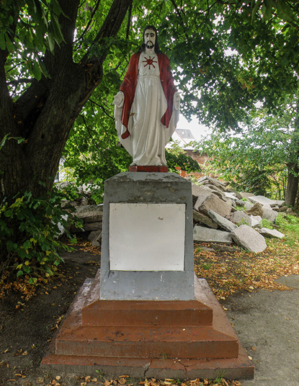 Figura Jezusa przy kościele pw. Niepokalanego Serca NMP przy ulicy Nehringa. Szczecin, Szczecin.