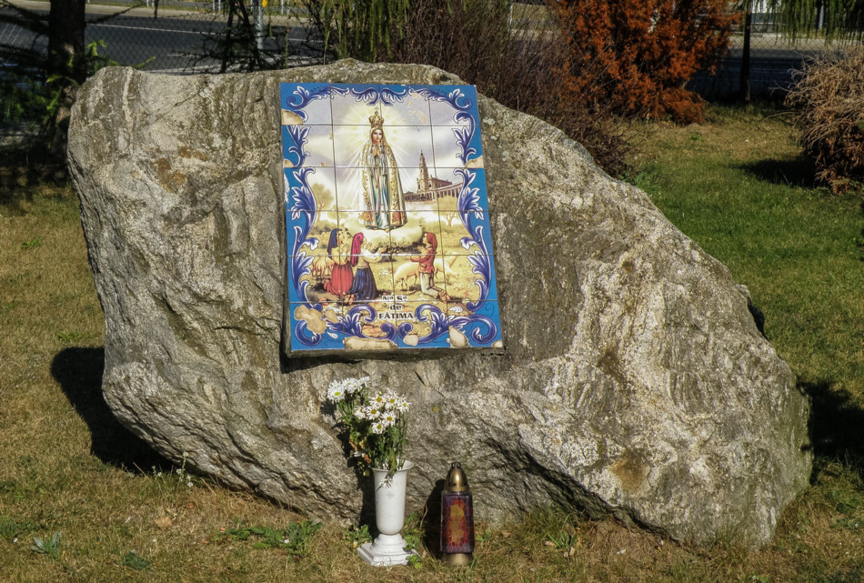 Mozaika na głazie Matki Bożej Fatimskiej przy kościele pw. Niepokalanego Serca NMP. Szczecin, Słoneczne, Szczecin.