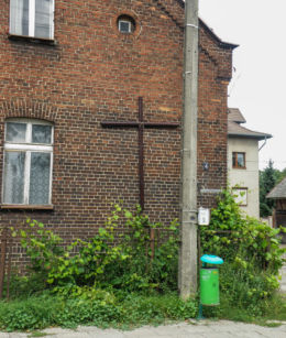 . Krzyż na budynku nr.4 przy ulicy Kościelnej. Szczecin, Szczecin.
