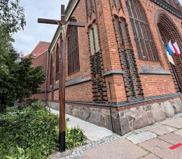 Krzyż drewniany obok kościoła św. Piotra i Pawła. Szczecin, powiat szczecin, woj. zachodniopomorskie.