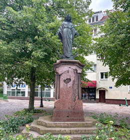 Figura Matki Bożej obok Bazyliki Archikatedralnej pw. św. Jakuba Apostoła. Szczecin, Stare Miasto, powiat szczecin, woj. zachodniopomorskie.