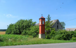 Przydrożna kapliczka słupowa. Bronikowo, gmina Mirosławiec, powiat wałecki.