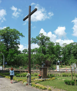 Krzyż przy kościele pw. św. Antoniego. Człopa, powiat wałecki.