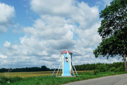 Kapliczka na skraju wsi przy drodze do Miłogoszczy. Mielęcin, gmina Tuczno, powiat wałecki.